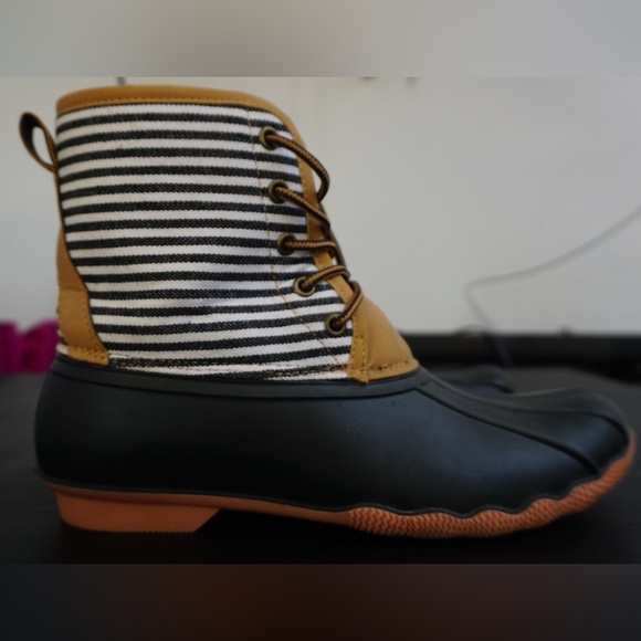 Women’s Duck Boots - Picture 3 of 8